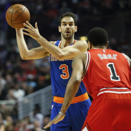 Fotografía de archivo del 23 de marzo de 2016 del jugador José Manuel Calderón durante un partido de baloncesto en Chicago. /EFE