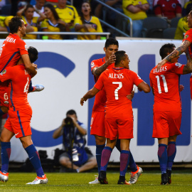 Jose Pedro Fuenzalida celebra con sus compañeros de Chile el gol ante Colombia. /REUTERS