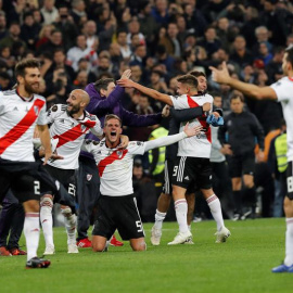 Los jugadores de River Plate celebran su victoria ante Boca Juniors en el partido de vuelta de la final de la Copa Libertadores que ambos equipos han jugado esta noche en el estadio Santiago Bernabeu de Madrid, y que terminó con la victoria