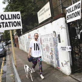 Un chico acudiendo a votar en Reino Unido con una camiseta que reza "in" aludiendo a la continuidad de Reino Unido en la UE