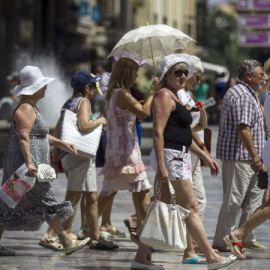 Turistas paseando por el centro de la ciudad de Valencia. EFE/Manuel Bruque