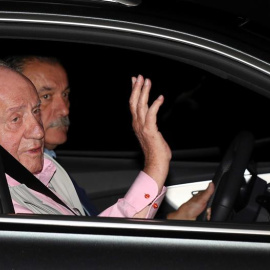 23/08/2019.- El rey Juan Carlos a su llegada este viernes a la Clínica Quirón para someterse mañana a una intervención quirúrgica cardíaca que, según ha informado la Casa Real, había sido programada en junio, tras su última revisión médica 
