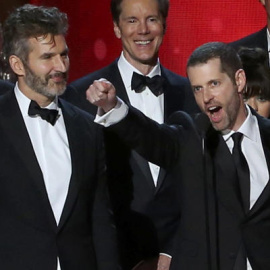 David Benioff y D.B. Weiss, durante una gala de los Emmy. REUTERS