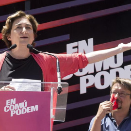 La alcaldesa de Barcelona, Ada Colau (i), junto al cabeza de lista de En Comú Podem, Xavier Domenech (d), en un mitin. /EFE