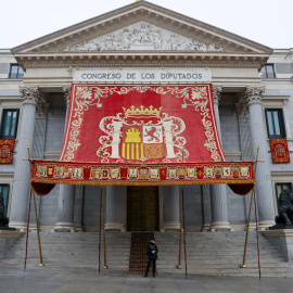 Entrada al Congreso de los Diputados preparada para la ceremonia de apertura de legislatura, este miércoles.