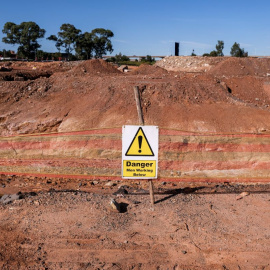 Imagen de archivo de un letrero en una mina de oro en Johannesburgo, el 14 de abril de 2022.