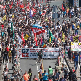 Los participantes en la "contracumbre" que se opone al G7 celebran una manifestación entre las localidades de Hendaia (Francia) e Irun (Gipuzkoa), para mostrar su rechazo a la cita que reúne en Biarritz (Francia) a los máximos mandatarios d