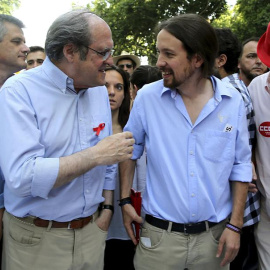 El portavoz socialista de la Asamblea de Madrid, Ángel Gabilondo (i), conversa con el secretarioo general de Podemos, Pablo Iglesias al comienzo del tradicional desfile del Orgullo Gay.- EFE