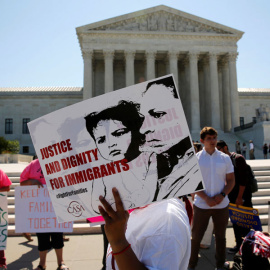 Manifestantes por los derechos de los inmigrantes en EEUU, ante el Tribunal Supremo. REUTERS/Jonathan Ernst