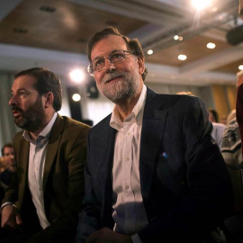 El presidente del Gobierno, Mariano Rajoy, junto a el presidente del PP de Córdoba, Adolfo Molina, a la izquierda. | RAFA ALCAIDE (EFE)