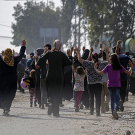 Un grupo de residentes evacuan a pie el norte de la Franja de Gaza tras la última advertencia israelí, a 5 de noviembre de 2023.