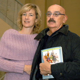 Imagen de archivo realizada el 18 de diciembre de 2003 que muestra a la actriz Ana Duato junto a Eduardo Ladrón de Guevara, guionista de 'Cuéntame cómo pasó'.