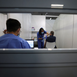 Una sanitaria administra una vacuna contra la covid-19