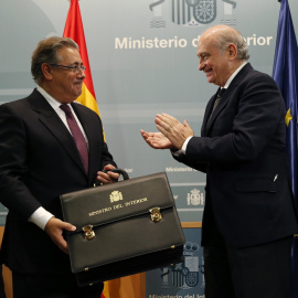 El nuevo ministro del Interior, Juan Ignacio Zoido, recibe la cartera de su antecesor en el cargo, Jorge Fernández Díaz, durante el acto de su toma de posesión, en la sede del Ministerio en Madrid. EFE/Mariscal