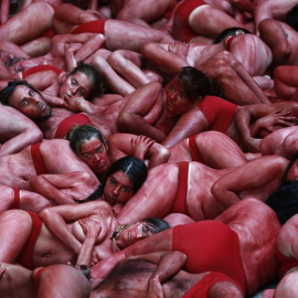 Un centenar de activistas y simpatizantes de los colectivos AnimaNaturalis y PETA han protestado hoy ante la plaza de toros de Pamplona contra los espectáculos taurinos que la próxima semana tendrán lugar en el coso con motivo de las fiesta