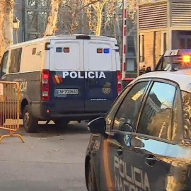 Vista del furgón policial en el que ha sido trasladado hoy el histórico narcotraficante gallego José Ramón Prado Bugallo, Sito Miñanco, detenido ayer en la 'operación Mito'. | EFE
