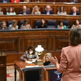 02/11/2022.- La portavoz del Grupo Popular, Cuca Gamarra, durante la sesión de control al Gobierno celebrada este miércoles en el Congreso. EFE/Fernando Villar