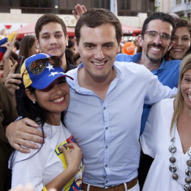El candidato de Ciudadanos a la Presidencia del Gobierno, Albert Rivera, con simpatizantes venezolanos residentes en Santa Cruz de Tenerife. EFE/Ramón de la Rocha