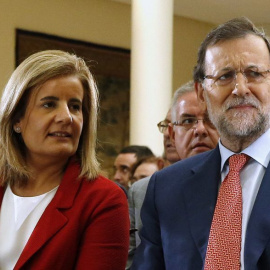 El presidente del Gobierno en funciones, Mariano Rajoy, con la ministra de Empleo en funciones, Fátima Báñez. EFE