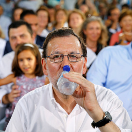 El presidente del Gobierno en funciones, Mariano Rajoy, durante el mitin en Sevilla. / MARCELO DEL POZO (EFE)