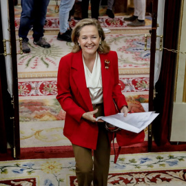 La vicepresidenta primera y ministra de Asuntos Económicos y Transformación Digital, Nadia Calviño, a su llegada a una sesión plenaria en el Congreso de los Diputados, a 3 de noviembre de 2022, en Madrid.