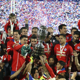 Los jugadores de Chile posan con el trofeo. (EFE)