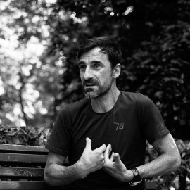 El marchador español Jesús Ángel García Bragado, durante la entrevista en el Retiro. REPORTAJE FOTOGRÁFICO: JAIRO VARGAS