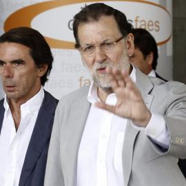El presidente del Gobierno y del PP, Mariano Rajoy, junto al presidente de honor del PP y presidente de FAES, José María Aznar. / SERGIO BARRENECHEA (EFE)