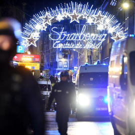 11/12/2018.- Oficiales de policía hacen guardia cerca a donde podría ubicarse al atacante tras un tiroteo mortal hoy, en el Mercado de Navidad de Estrasburgo, Alsacia, (Francia). Al menos dos personas murieron hoy y doce resultaron heridas 