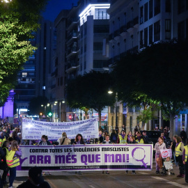 Decenas de mujeres portan carteles, durante una marcha contra la violencia hacia las mujeres, a 25 de noviembre de 2023, en València.