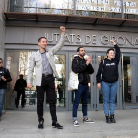 Tres dels encausats pel tall de l'AVE a Girona abans d'entrar als jutjats