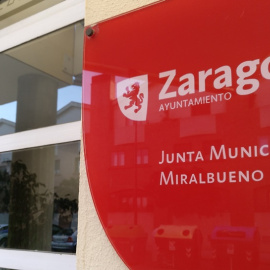 Entrada de la Junta de distrito de Miralbueno, en Zaragoza. E.B.