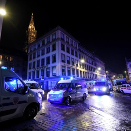 12/12/2018.- Vista de vehículos de emergencia en la zona de un tiroteo mortal, en Estrasburgo (Francia) hoy, miércoles 12 de diciembre de 2018. El dispositivo de seguridad prosigue para localizar al autor del tiroteo, que según el ministro 