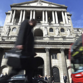 Un peatón pasa junto al Banco de Inglaterra en Londres (Reino Unido) (EFE)
