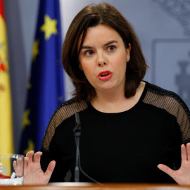 La vicepresidenta del Gobierno, Soraya Sáenz de Santamaría, durante la rueda de prensa que ha ofrecido tras la reunión del Consejo de Ministros. EFE/Mariscal