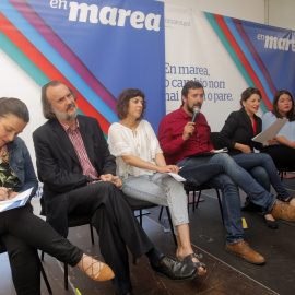 De izquierda a derecha, los candidatos electos de En Marea, Vanesa Angustia, Miguel Anxo Elías Fernández, Alexandra Fernández, Antón Gómez, Yolanda Díaz y Ángela Rodríguez, en Santiago en donde han realizado una valoración de los resultados