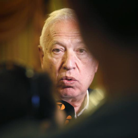 El Ministro español de Exteriores en funciones, José Manuel García Margallo, valora ante los periodistas el acuerdo de cese definitivo del conflicto entre Colombia y las FARC, del que ha dicho que es "una noticia extraordinariamente importa