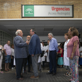 El consejero de Salud y Familias, Jesús Aguirre, y el alcalde de Sevilla, Juan Espadas, en el Hospital Virgen del Rocío. / Europa Press