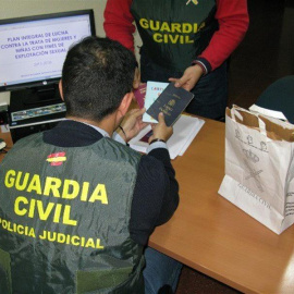 Fotografía cedida por la Guardia Civil que ha detenido en Melilla a cuatro personas en la desarticulación de una red dedicada al tráfico de seres humanos con fines de explotación sexual y laboral