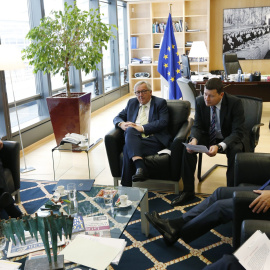 El presidente de la Comisión Europea, Jean-Claude Juncker (c), junto a su homólogo en el Consejo Europeo, Donald Tusk (i), y en el Parlamento Europeo, Martin Schulz (d), se reúnen tras conocerse los resultados del referéndum en Reino Unido,