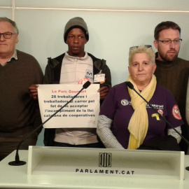 Representants del col·lectiu Càrnies en lluita en roda de premsa al Parlament, amb els diputats Yolanda Lòpez, de Catalunya en Comú (primera per l'esquerra) i Vidal Aragonés, de la CUP (segon per la dreta). / Marc Font