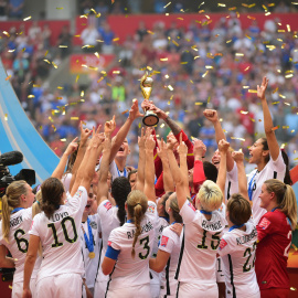 Las jugadoras de Estados Unidos levantan el trofeo de campeonas del mundo. /REUTERS