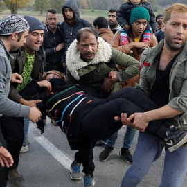 Migrantes heridos por la Policía en Bosnia. REUTERS/Marko Djurica