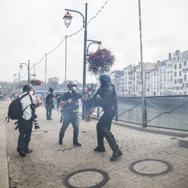 La policia apunta a la prensa mientras graba las detenciones. JULIO L. ZAMARRÓN