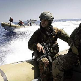 Instante de una operación desarrolladas por la fragata de la Armada Reina Sofía.- EFE