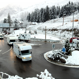 Marxa lenta d'autocaravanes a la rotonda d'entrada al nucli urbà de Baqueira.