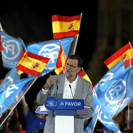 El candidato del PP, Mariano Rajoy, durante el mitin de cierre de campaña en la madrileña plaza de Colón. JAVIER LIZÓN (EFE)
