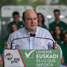 El presidente del PNV, Andoni Ortuzar durante su intervención en un mitin de su partido en la localidad alavesa de Llodio. EFE/David Aguilar