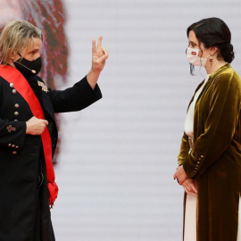 La presidenta de la Comunidad de Madrid, Isabel Díaz Ayuso, hace entrega de la Gran Cruz de la Orden del Dos de Mayo al músico Nacho Cano.