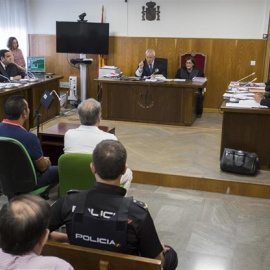 Juicio contra los acusados tras el apuñalamiento al jefe de la Policía Local de Punta Umbría. Europa Press